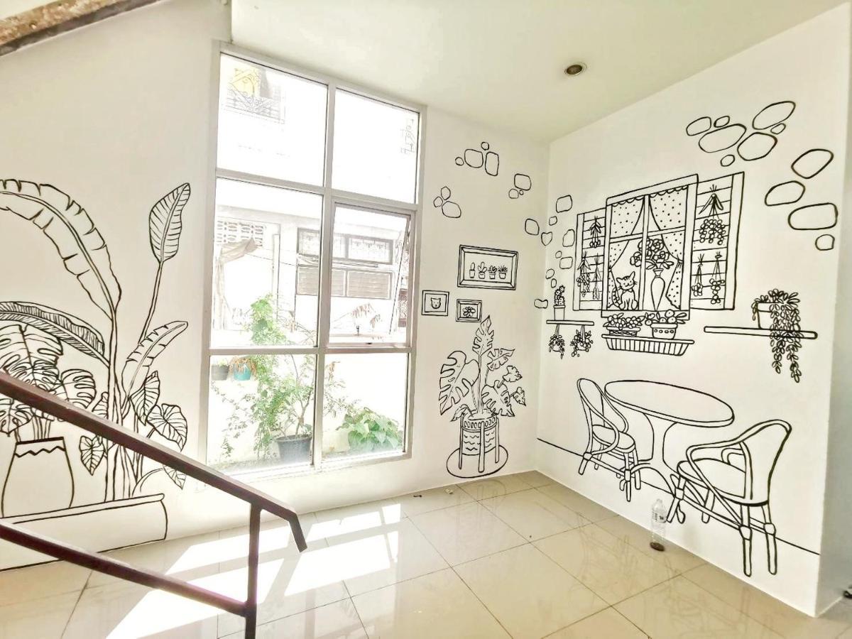 Roomquest Chiang Mai Tha Phae Exterior photo